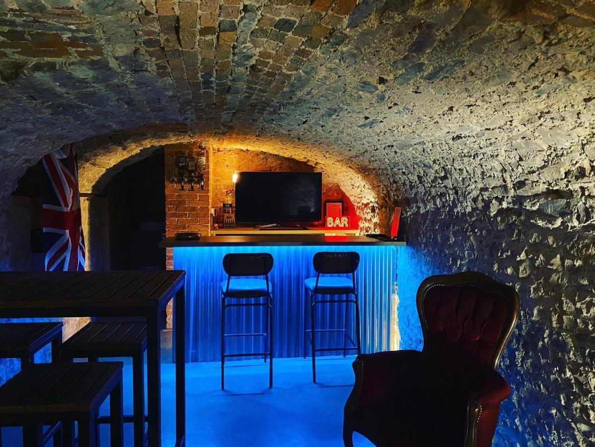 Luxury Group Celebration House With Hot Tub & Bar! Вормінстер Екстер'єр фото